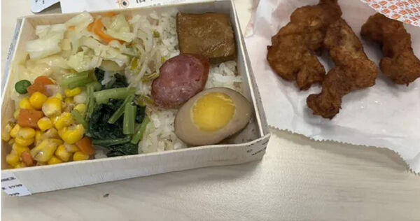 原PO買雞菲力便當。(圖/翻攝Dcard)