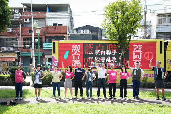 ▲▼民進黨新北市黨部今(24日)與罷免國民黨立委葉元之團體「板橋大刪元」共同舉辦「葉力迴向 新北來罷!」車掃前記者會。(圖/民進黨新北市黨部提供)