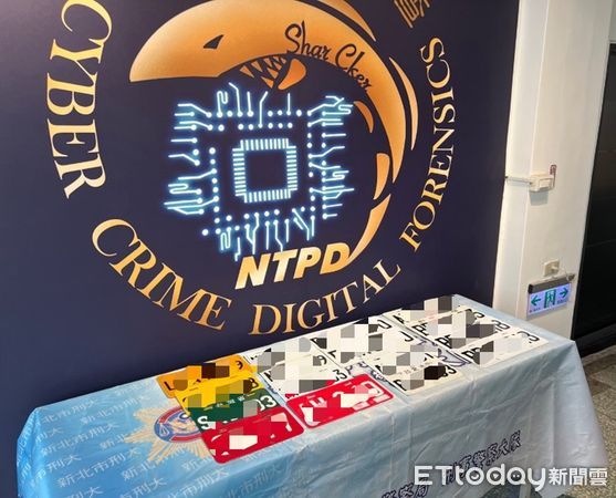 ▲新北市刑大查獲假車牌源頭,逮捕郭男及宋女2人,並查獲偽造車牌15面。(圖/記者陸運陞翻攝)