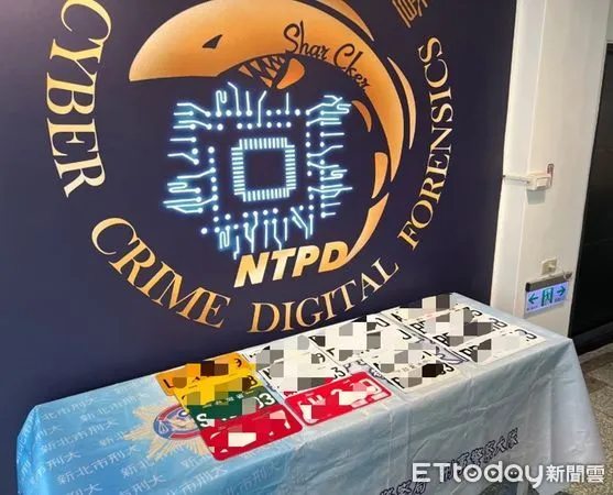 ▲新北市刑大查獲假車牌源頭,逮捕郭男及宋女2人,並查獲偽造車牌15面。(圖/記者陸運陞翻攝)