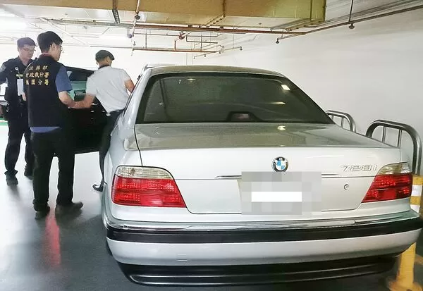 ▲行政執行署桃園分署昨天配合航警局在桃機聯手掃蕩違法攬客黃牛。(圖/桃園分署提供)