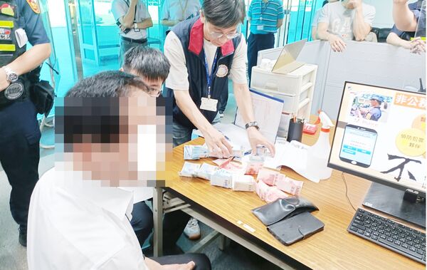 ▲行政執行署桃園分署昨天配合航警局在桃機聯手掃蕩違法攬客黃牛,並依法查扣應繳交之現金與動產。(圖/桃園分署提供)