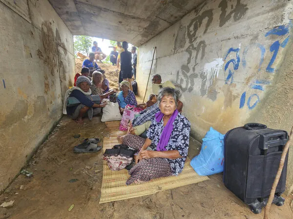 ▲▼ 柬泰邊境交火,泰國素林府民眾避難。(圖/達志影像/美聯社)