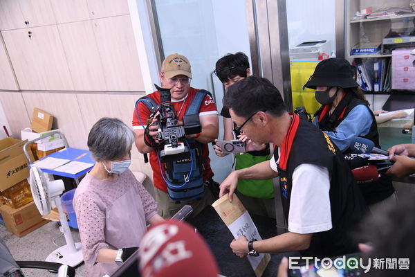 ▲▼花蓮縣長徐榛蔚在縣府團隊陪同下,24日下午親赴花蓮地方法院按鈴申告。(圖/花蓮縣政府提供,下同)