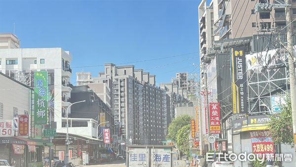 ▲▼南屯,嶺東,星巴克,伐子溪 。(圖/記者陳筱惠攝)