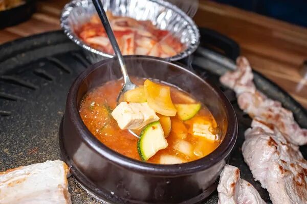 ▲▼荒謬的生肉明洞店。(圖/部落客美熊很愛吃授權提供)