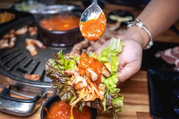 ▲▼荒謬的生肉明洞店。(圖/部落客美熊很愛吃授權提供)