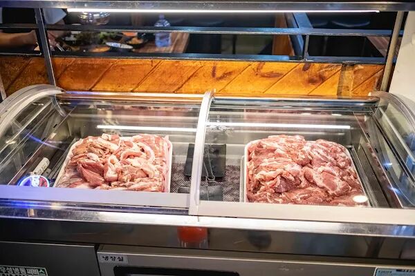 ▲▼荒謬的生肉明洞店。(圖/部落客美熊很愛吃授權提供)