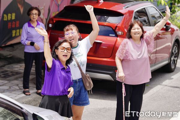 ▲▼趙少康與台北市議員一同現身花蓮,陪同傅崐萁走訪街頭,向鄉親拜票爭取支持。(圖/國民黨花蓮縣黨部提供,下同)