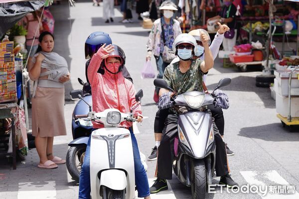 ▲▼趙少康與台北市議員一同現身花蓮,陪同傅崐萁走訪街頭,向鄉親拜票爭取支持。(圖/國民黨花蓮縣黨部提供,下同)