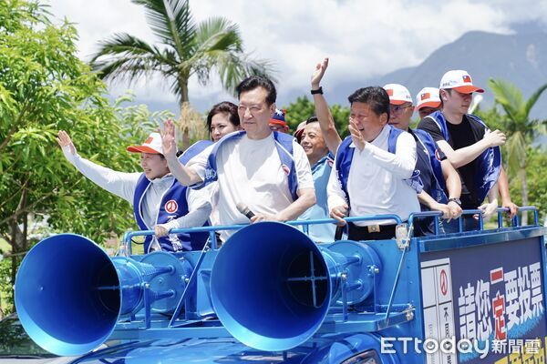 ▲▼趙少康與台北市議員一同現身花蓮,陪同傅崐萁走訪街頭,向鄉親拜票爭取支持。(圖/國民黨花蓮縣黨部提供,下同)