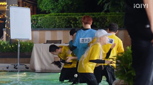 ▲陳哲遠假髮被撥飛。(圖/翻攝自愛奇藝)