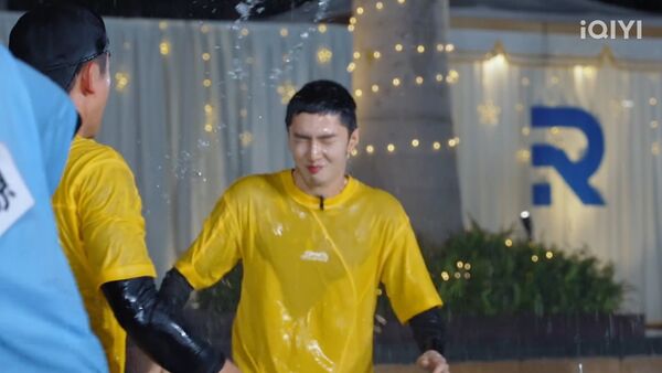 ▲陳哲遠假髮被撥飛。(圖/翻攝自愛奇藝)