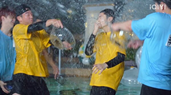 ▲陳哲遠假髮被撥飛。(圖/翻攝自愛奇藝)