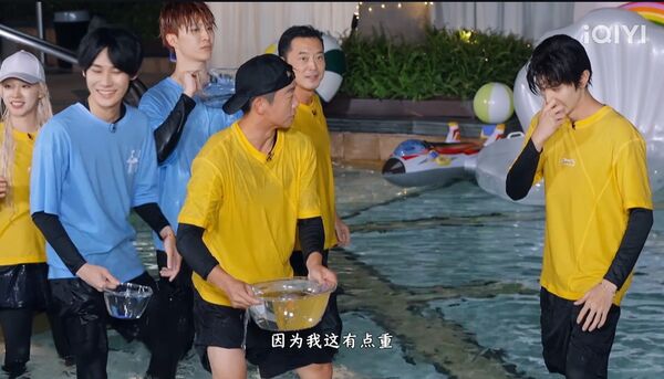 ▲陳哲遠假髮被撥飛。(圖/翻攝自愛奇藝)