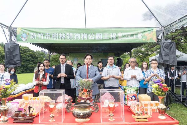 ▲代理市長邱臣遠率眾人上香祈求工程順利。(圖/新竹市政府提供)