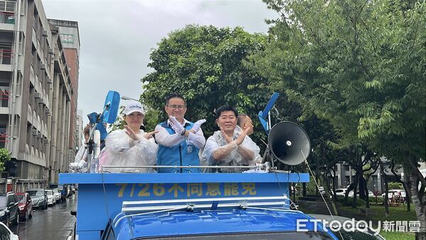 ▲▼盧秀燕陪黃健豪車掃,呼籲大家踴躍投下不同意罷免,保住最關鍵的一席。(圖/黃健豪服務處提供,下同)