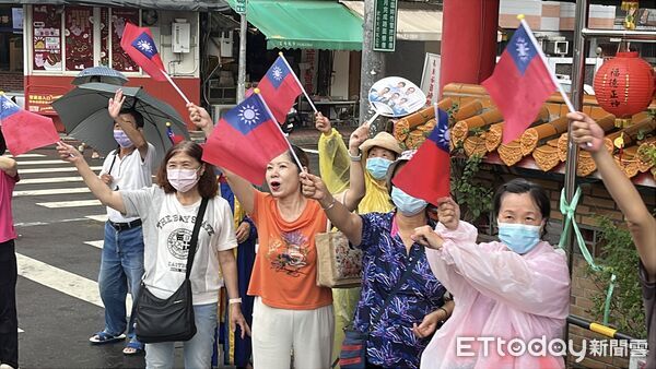 ▲▼盧秀燕陪黃健豪車掃,呼籲大家踴躍投下不同意罷免,保住最關鍵的一席。(圖/黃健豪服務處提供,下同)