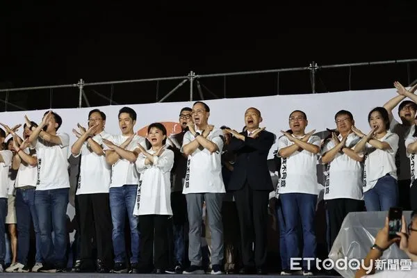 ▲國民黨主席朱立倫率領執政縣市首長與立委一起以手勢比出「不同意罷免」。(圖/記者徐文彬攝)