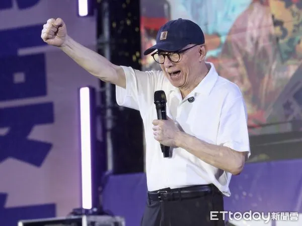 ▲▼罷團於立法院外濟南路舉辦【為民主守夜 公民集氣晚會】,大罷免三號志工曹興誠宣講。(圖/記者李毓康攝)