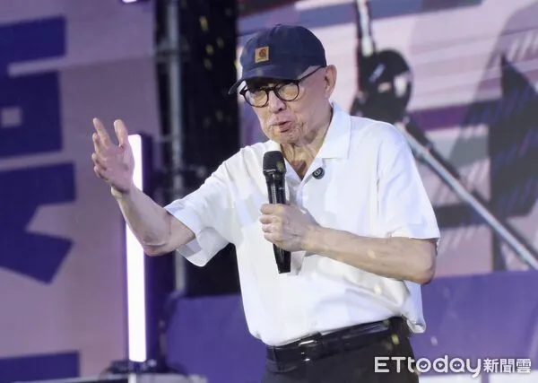 ▲▼罷團於立法院外濟南路舉辦【為民主守夜 公民集氣晚會】,大罷免三號志工曹興誠宣講。(圖/記者李毓康攝)