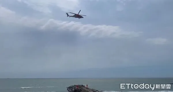 ▲搜救人員25日出動船艇與無人機,在黃金海岸南北岸持續搜尋失蹤學童未果。(記者林東良翻攝,下同)