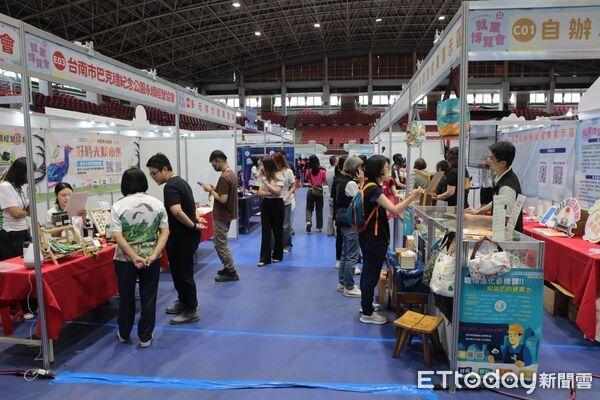 ▲2025雲嘉南就業博覽會在成大中正堂登場,黃偉哲與中央官員親自巡視攤位,鼓勵民眾踴躍應徵。(記者林東良翻攝,下同)