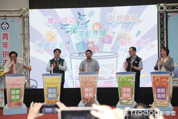 ▲2025雲嘉南就業博覽會在成大中正堂登場,黃偉哲與中央官員親自巡視攤位,鼓勵民眾踴躍應徵。(記者林東良翻攝,下同)