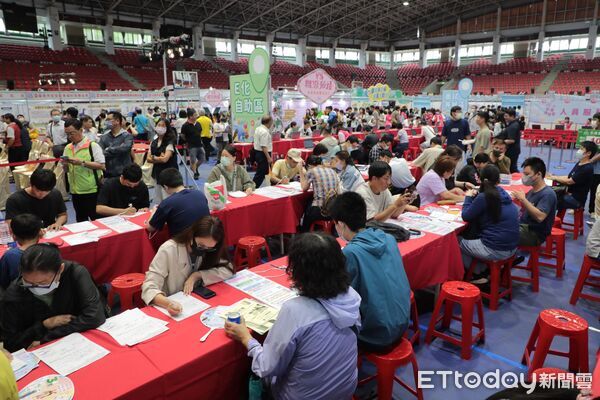 ▲2025雲嘉南就業博覽會在成大中正堂登場,黃偉哲與中央官員親自巡視攤位,鼓勵民眾踴躍應徵。(記者林東良翻攝,下同)