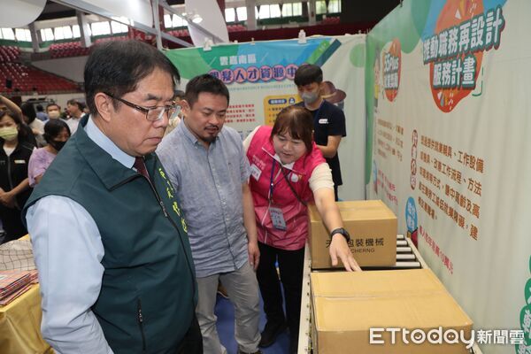 ▲2025雲嘉南就業博覽會在成大中正堂登場,黃偉哲與中央官員親自巡視攤位,鼓勵民眾踴躍應徵。(記者林東良翻攝,下同)