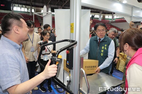 ▲2025雲嘉南就業博覽會在成大中正堂登場,黃偉哲與中央官員親自巡視攤位,鼓勵民眾踴躍應徵。(記者林東良翻攝,下同)