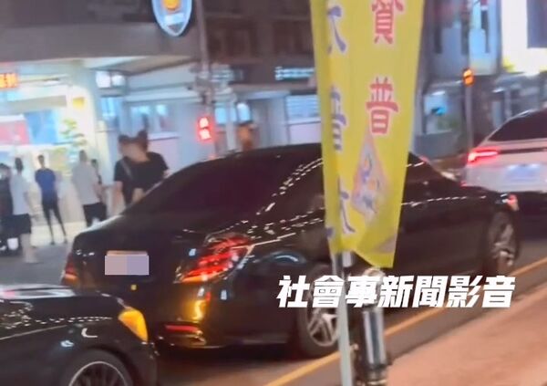 ▲▼住戶積怨撂人談判,豪車群聚派出所被警方驅離 。(圖/翻自社會事新聞影音)