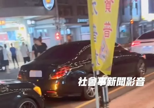 ▲▼住戶積怨撂人談判,豪車群聚派出所被警方驅離 。(圖/翻自社會事新聞影音)