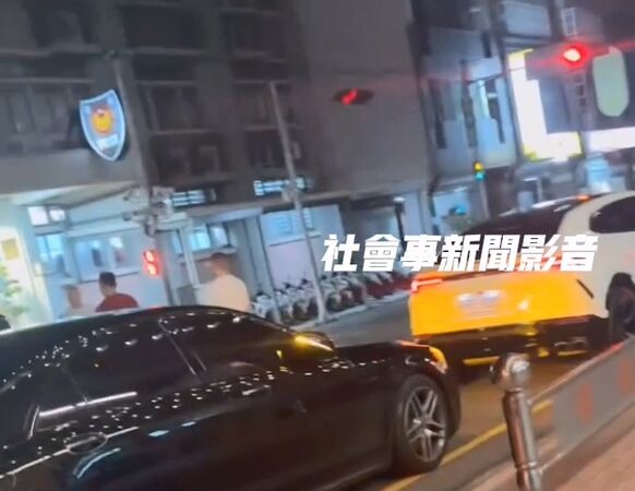 ▲▼住戶積怨撂人談判,豪車群聚派出所被警方驅離 。(圖/翻自社會事新聞影音)