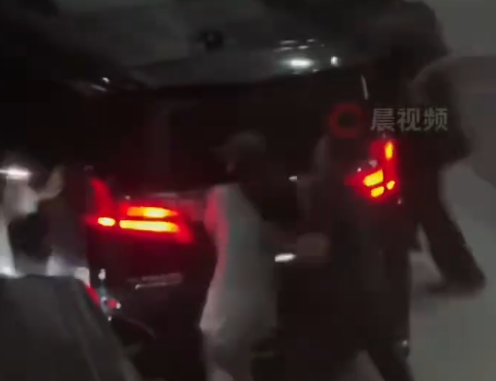 ▲▼易烊千璽粉絲撲車。(圖/翻攝自微博)