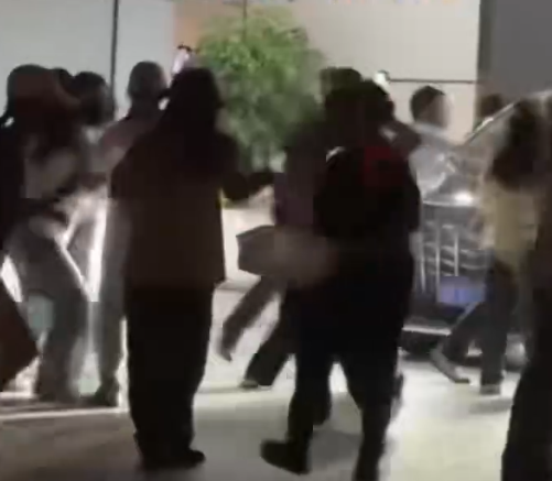 ▲私生飯、代拍撲車。(圖/翻攝自微博,上同)