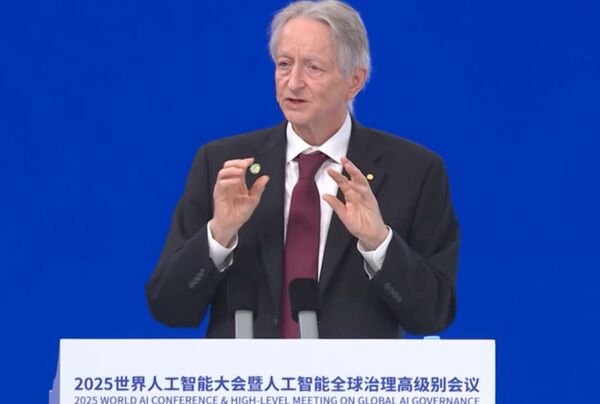 ▲▼ 圖靈獎得主、諾獎得主、「AI教父」傑弗里·辛頓(Geoffrey Hinton)發表主題演講再談AI(人工智能)安全。 。(圖/翻攝 澎湃新聞)