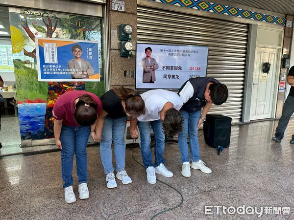 ▲黃建賓鞠躬感謝選民支持。(圖/記者楊晨東攝)