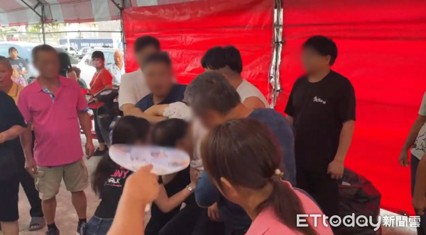 ▲▼大罷免,桃園翁噎到送醫。(圖/記者沈繼昌翻攝)