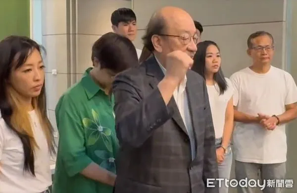 ▲▼大罷免失敗,柯建銘鞠躬道歉。(圖/攝影中心攝)