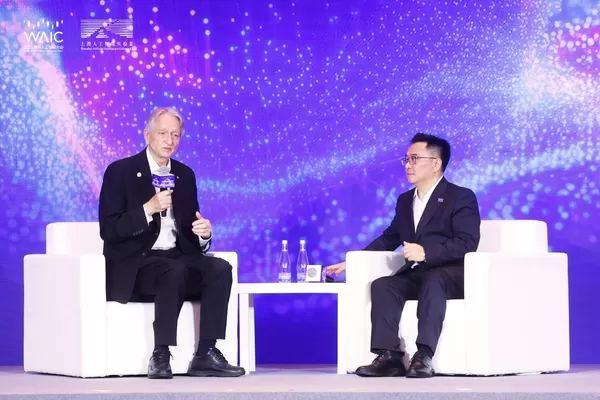 ▲▼圖靈獎、諾貝爾獎得主「AI教父」辛頓(Geoffrey Hinton)。(圖/翻攝WAIC)