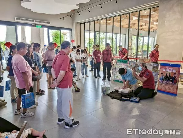 ▲台南後壁消防分隊進駐雅聞觀光工廠,現場展示CPR與AED操作,吸引遊客圍觀學習。(圖/記者林東良翻攝,下同)