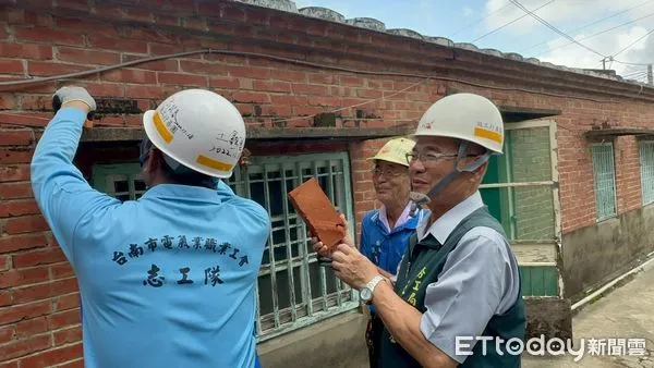 ▲台南做工行善團志工在佳里區為住戶搭設帆布,防止屋內漏水,守住災後基本生活安全。(圖/記者林東良翻攝,下同)