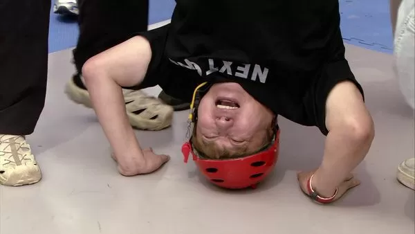 ▲▼胡瓜挑戰頭轉。(圖/民視提供)