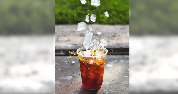 韓國慶熙大學齒科教授金賢貞指出,人們在夏天為了消暑,容易放縱自己過度攝取高糖的水果、冰品以及碳酸飲料,導致口腔細菌滋生,因此更要注意口腔護理。(圖/翻攝unsplash)