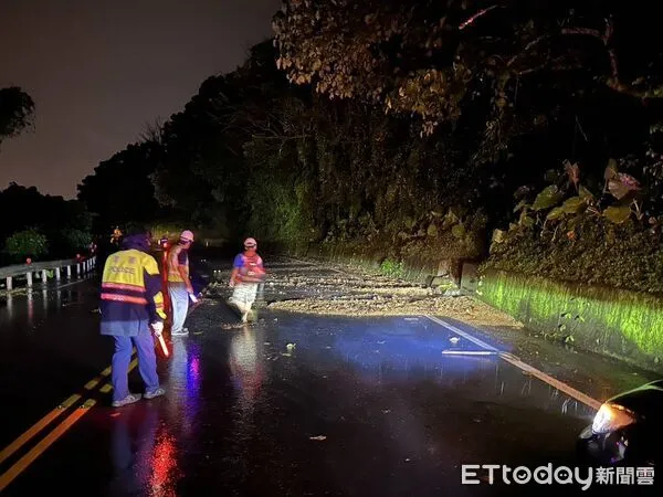 ▲宜蘭頭城暴雨狂灌!北宜公路連傳落石。(圖/記者游芳男翻攝)