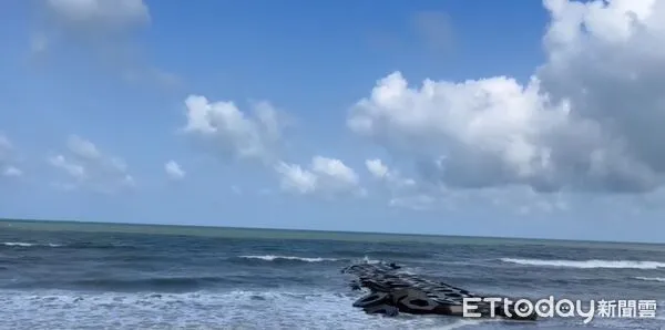 ▲台南黃金海岸海域日前傳出溺水事件,搜救行動27日持續進行第4天搜尋行動,受風浪影響未動用船艇出海,改由岸巡與空中搜尋,惟至傍晚仍無所獲。(圖/記者林東良翻攝,下同)