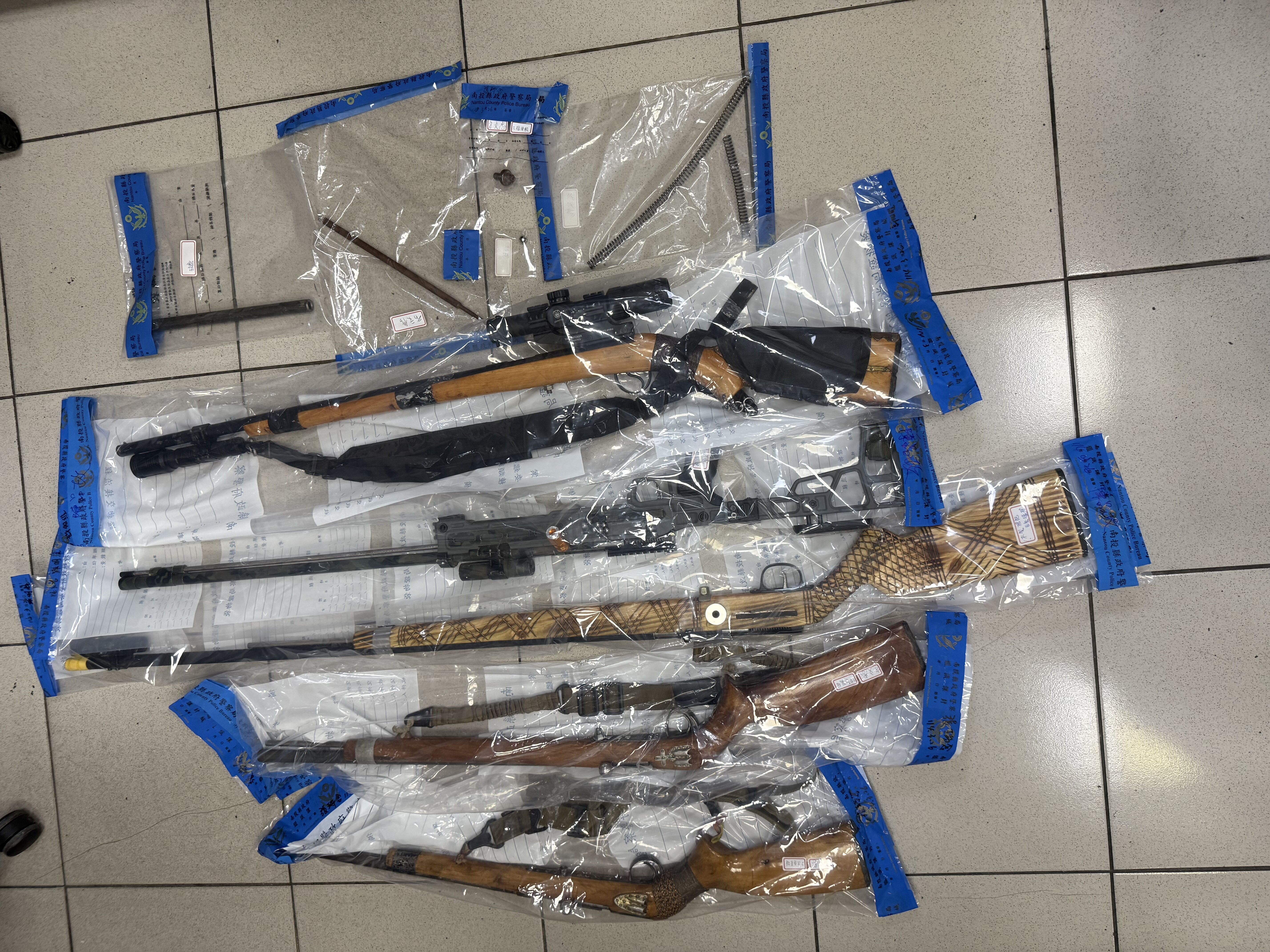 ▲南投警方破獲以鐵工廠偽裝的地下兵工廠,逮捕不具原民身分的林姓男子。(圖/記者高堂堯翻攝)