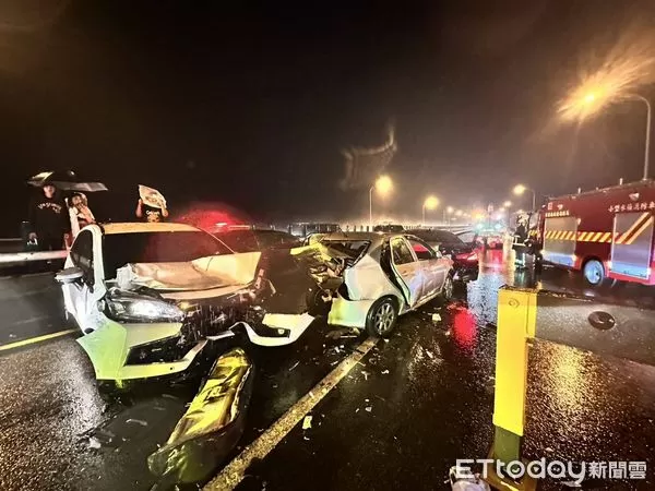 ▲國道1號北上銅鑼路段昨深夜發生9車追撞事故,釀成1死4傷。(圖/記者楊永盛翻攝)