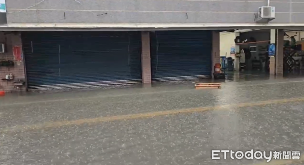 ▲▼嘉義大雷雨狂炸,朴子市竹圍里淹水。(圖/記者翁伊森翻攝)
